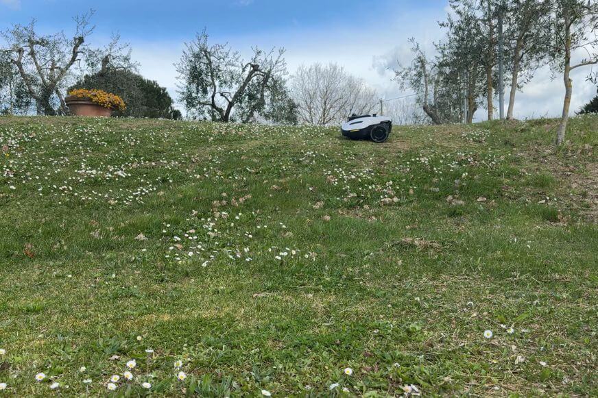 Mammotion YUKA mini 2 Mähroboter beim Mähen an einer steilen Böschung im Geländetest